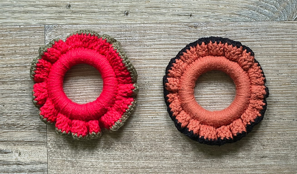 Rond de serviette de Noël en rouge et vert à côté du rond de serviette Halloween en orange et noir