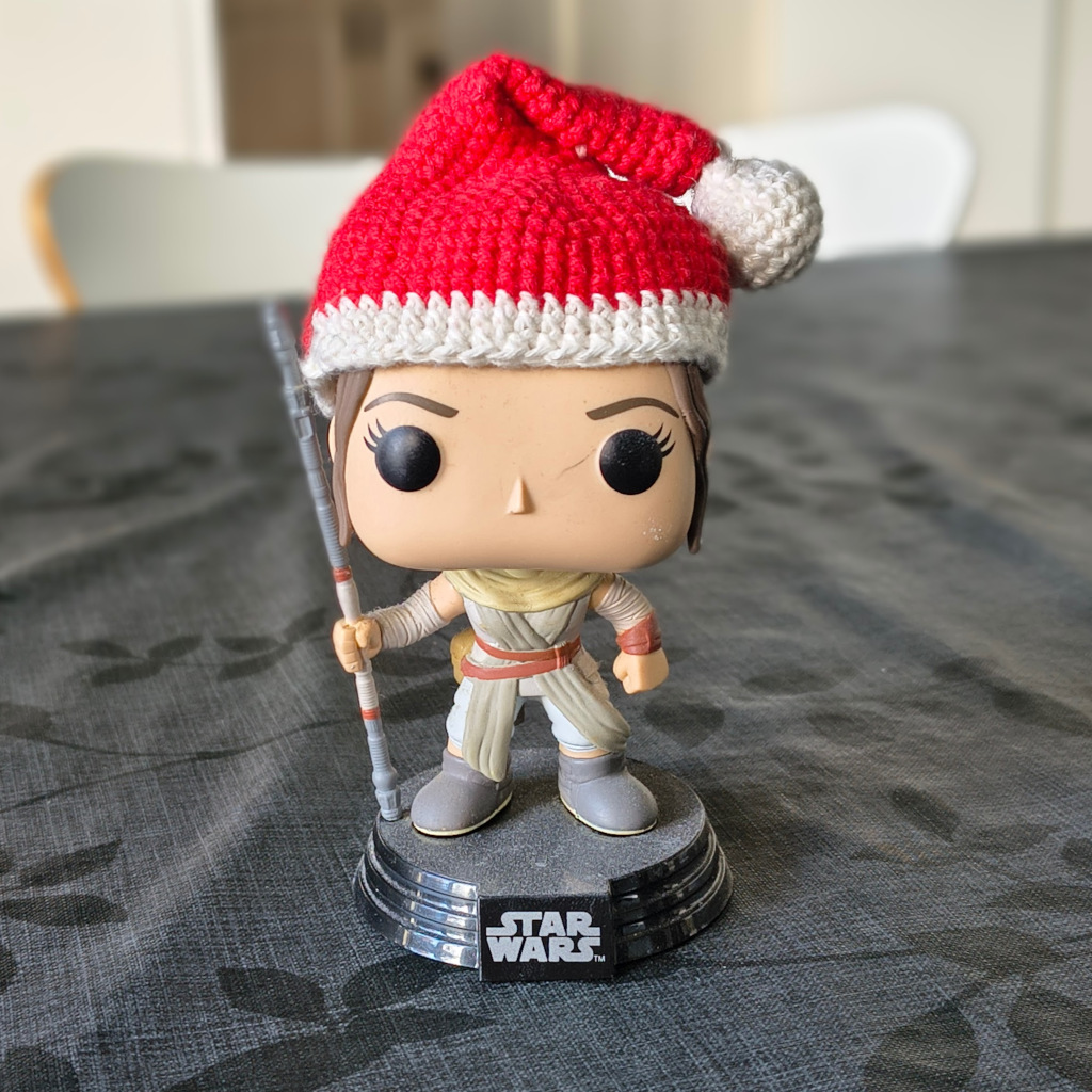 Rey de Noël avec bonnet de Père Noël en crochet rouge et blanc