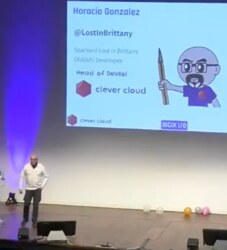 Horacio sur la scène de BDX I/O en 2025, devant l'écran qui affiche sa diapositive de présentation
