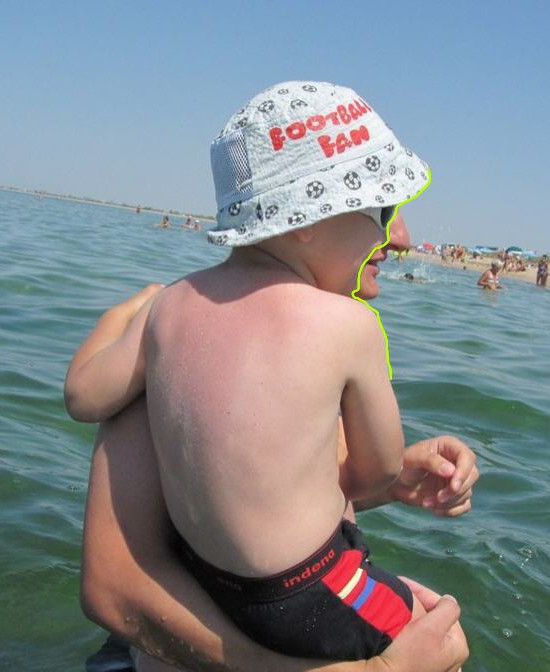 Illusion d'optique : père et fils sur la plage, détail